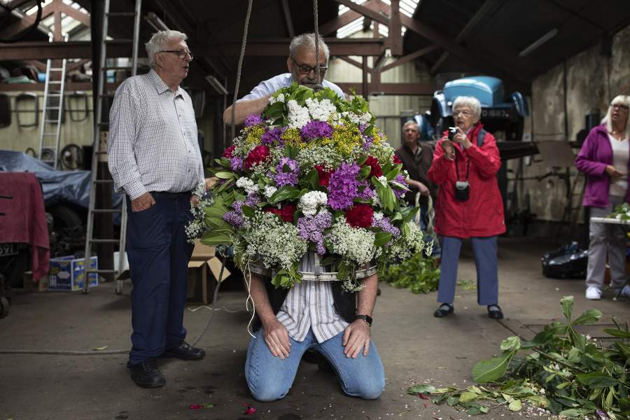 День венков в Англии город Каслтон