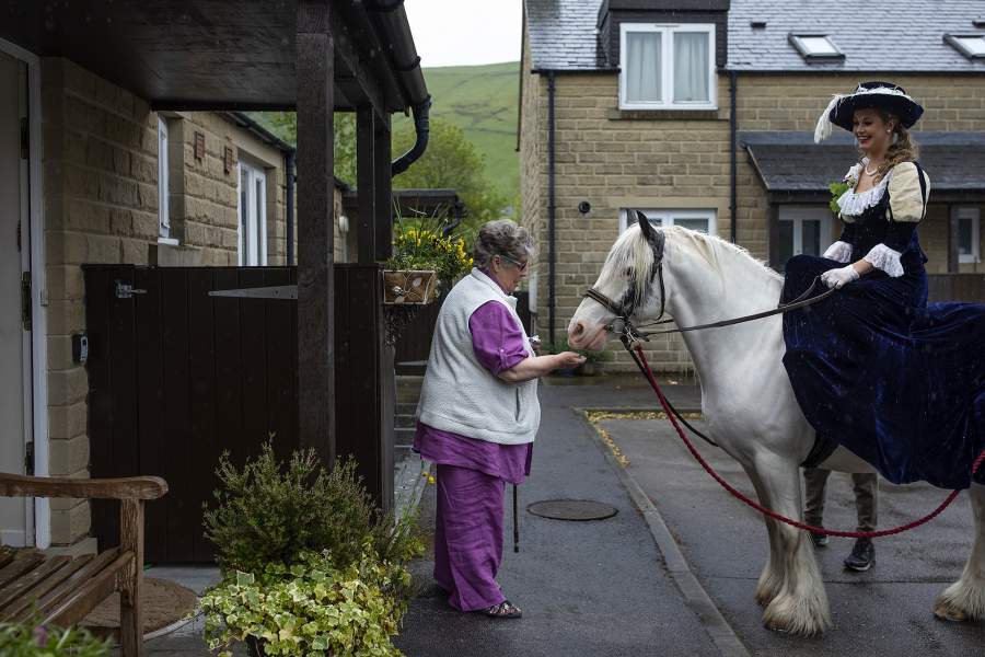 День венков в Англии город Каслтон