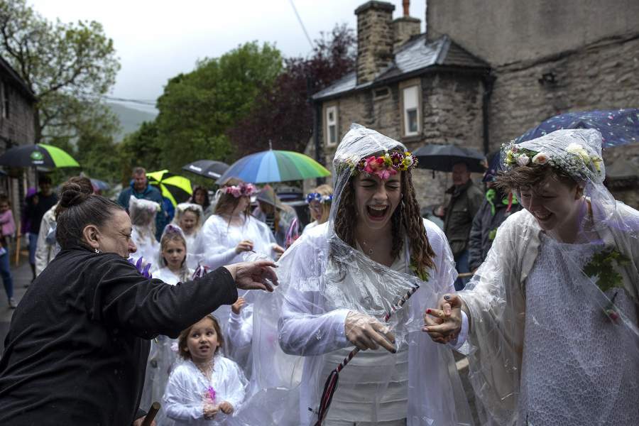 Участники фестиваля День венков в городе Каслтон, Англия