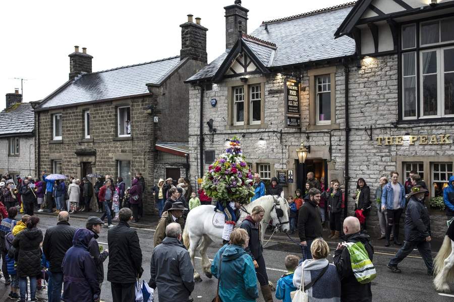 День венков в Англии город Каслтон