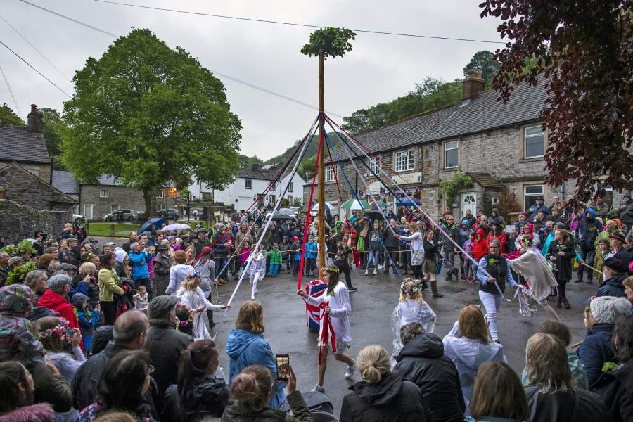 Майский шест на площади  в городе Каслтон, Англия