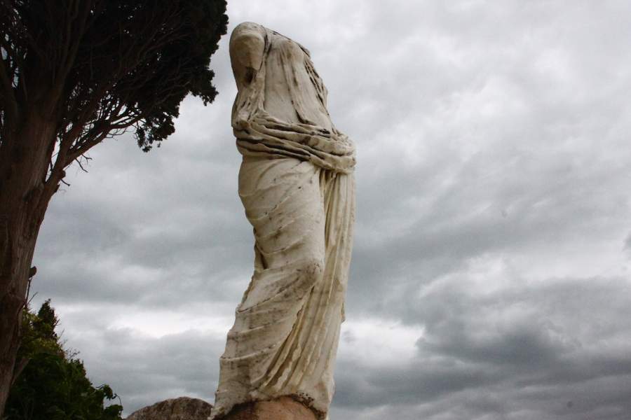 Разрушенная статуя в Карфагене 