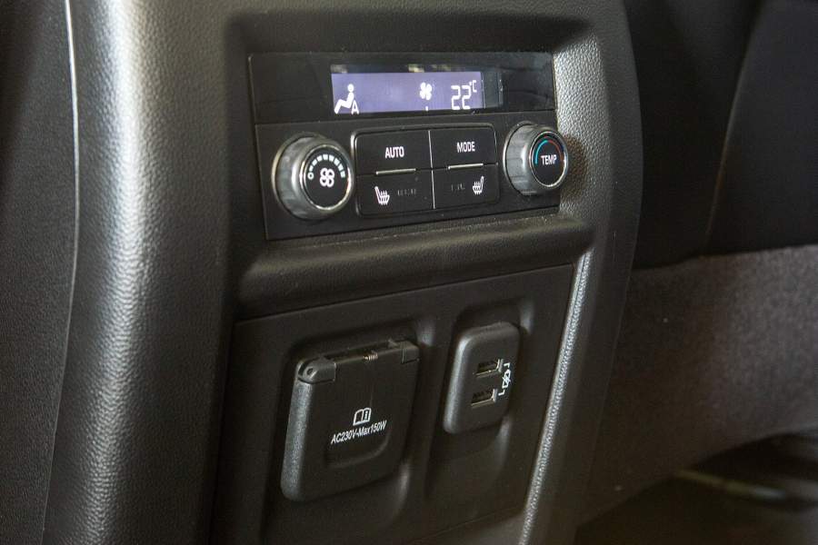 В распоряжении пассажиров второго ряда свой блок климат-контроля и два варианта розеток