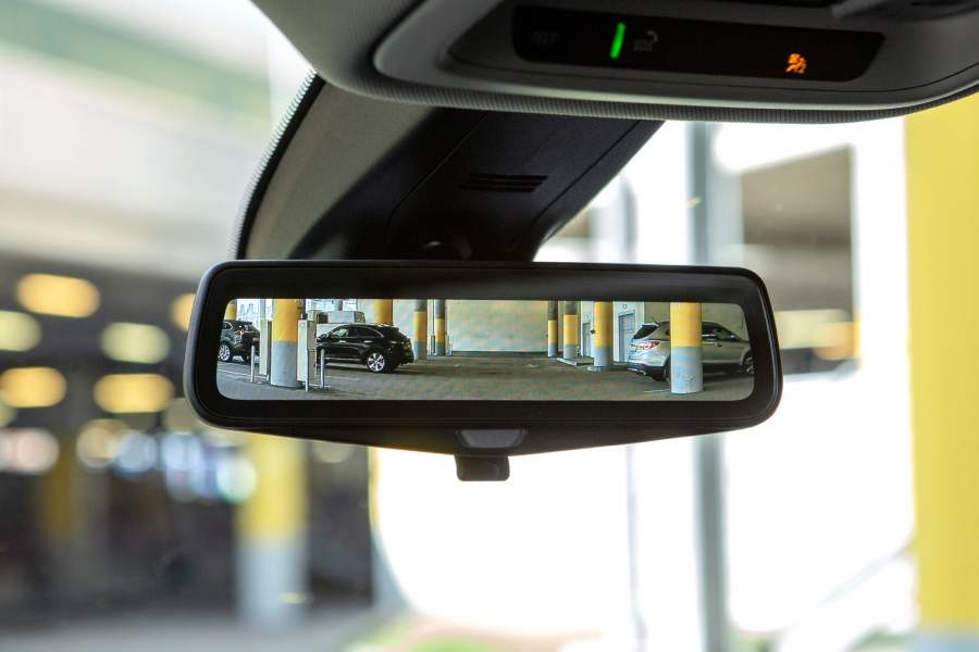 На зеркало можно вывести картинку с задней камеры