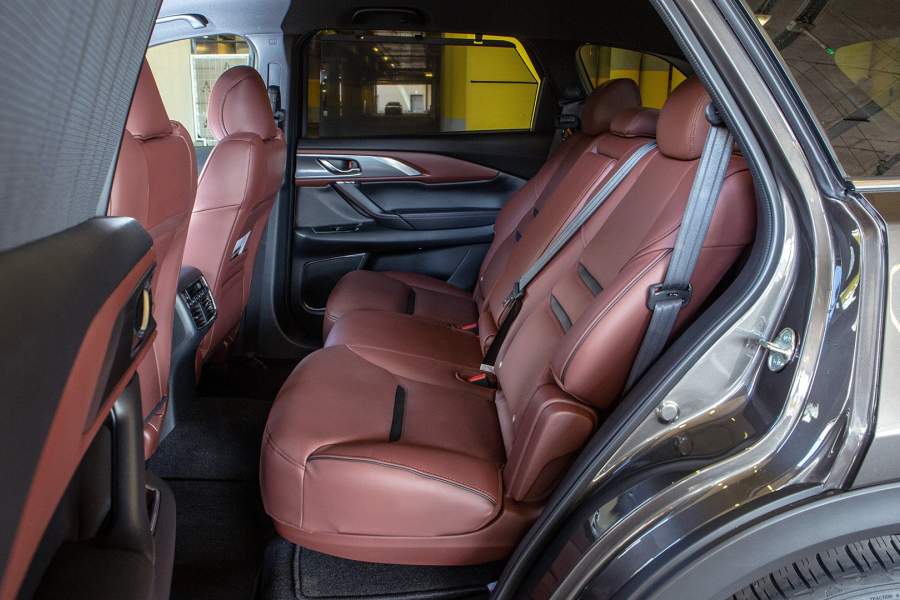 Задний диван установлен высоко