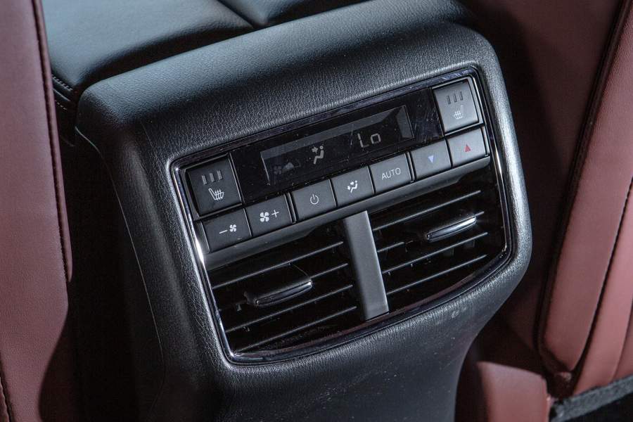 В распоряжении задних пассажиров свой блок климат-контроля