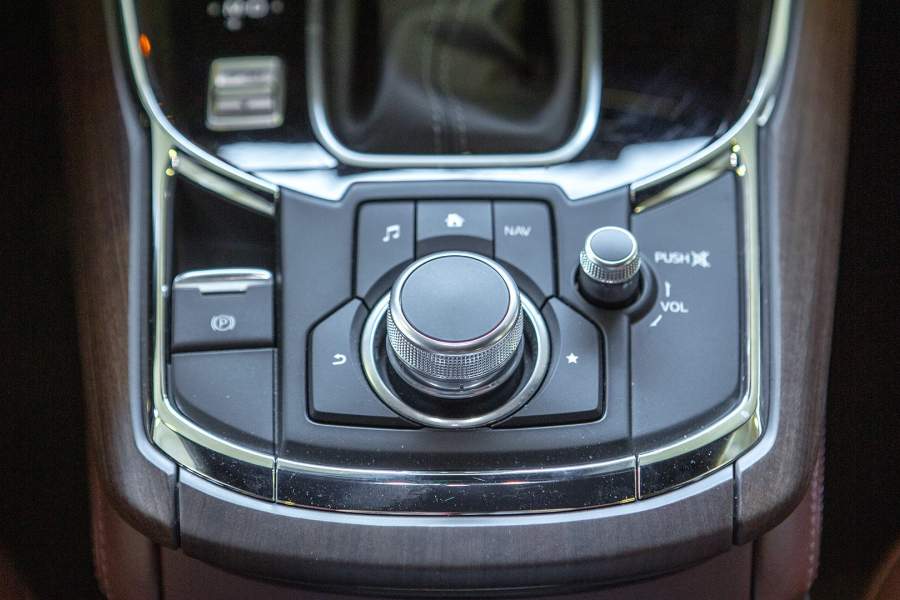 Мультимедийной системой можно управлять как с помощью тачскрина, так и посредством физических ручек и клавиш