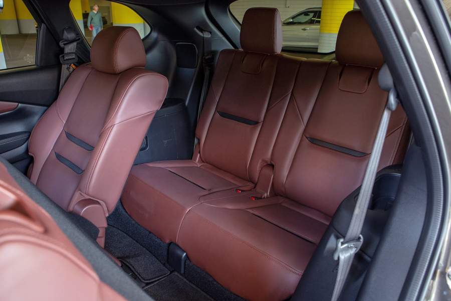 Взрослым на заднем ряду CX-9 будет тесно