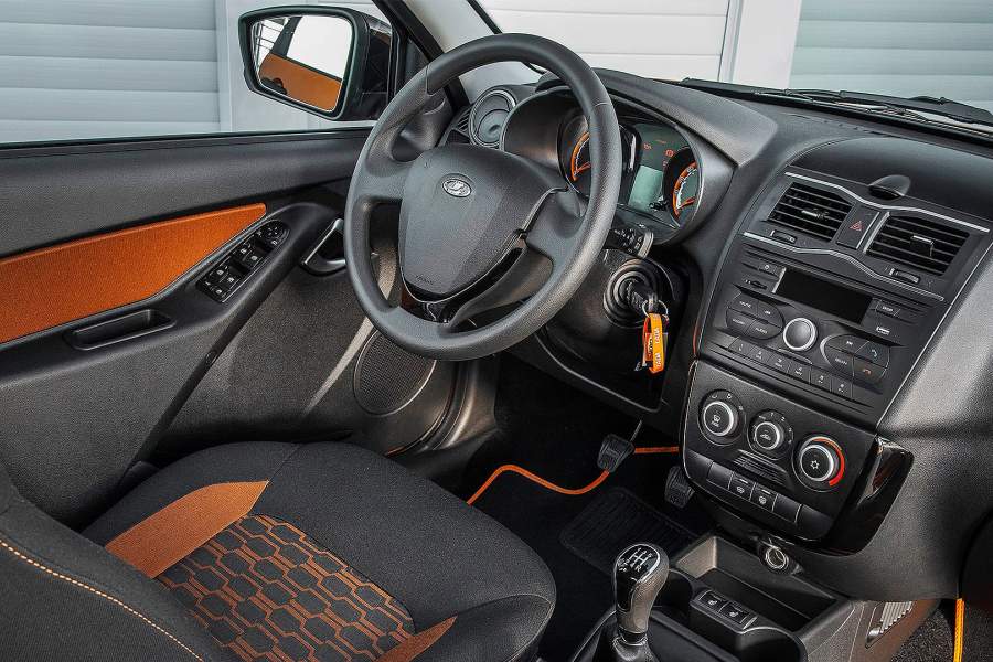 Весь интерьер собран из жесткого пластика, но детали подогнаны хорошо и в салоне отсутствуют скрипы