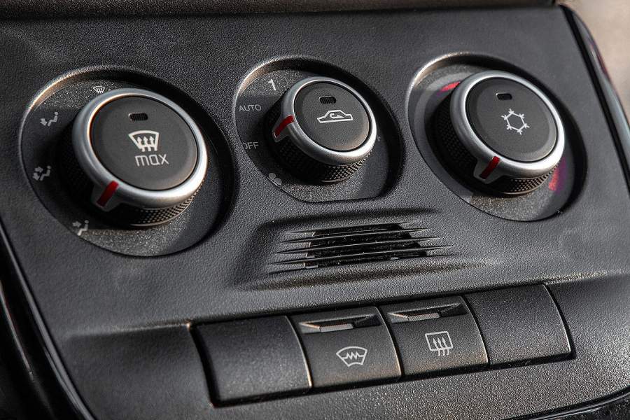 Полуавтоматический «климат» сам выбирает скорость обдува. Температура задается «на глазок», без цифр — как на Rolls Royce