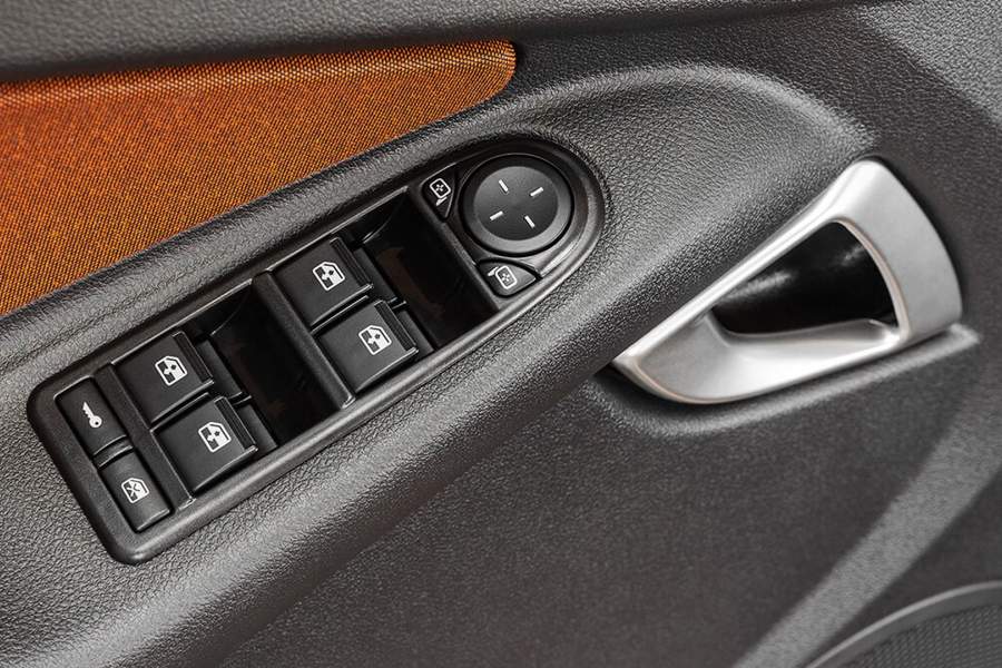 Granta не предлагается с мультимедийной системой, но на месте калиновского «телевизора» появился удобный отсек, крышкой которого можно зафиксировать смартфон или планшет с навигацией