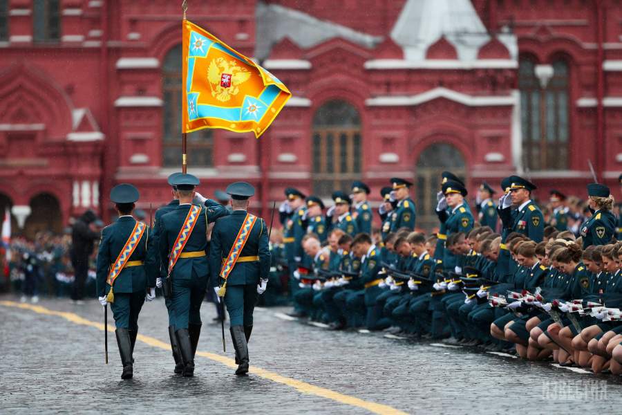 Со знаменами. Курсантки МЧС на красной площади. МЧС выпуск 2018 красная площадь. МЧС России на параде красная площадь. Знамя АГЗ МЧС России.