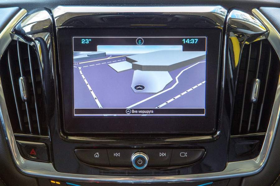 За 8-дюймовым тачскрином есть вместительный отсек