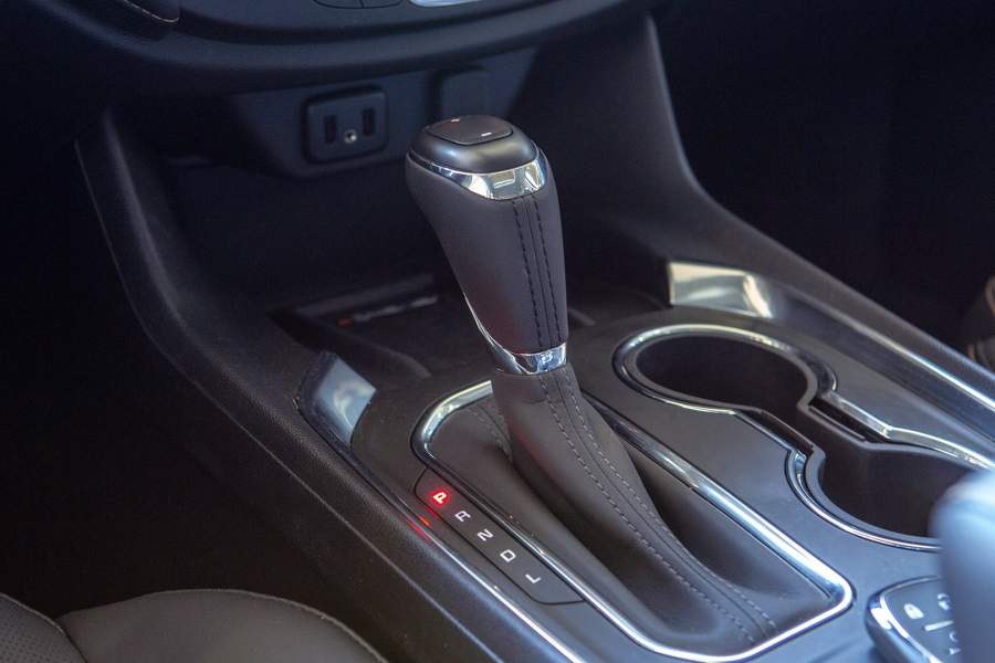 Ручное переключение передач непривычно. В нише под консолью размещена беспроводная зарядка и USB-разъемы