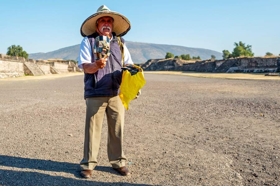 Продавец сувениров в городе Теотиуакан-де-Ариста