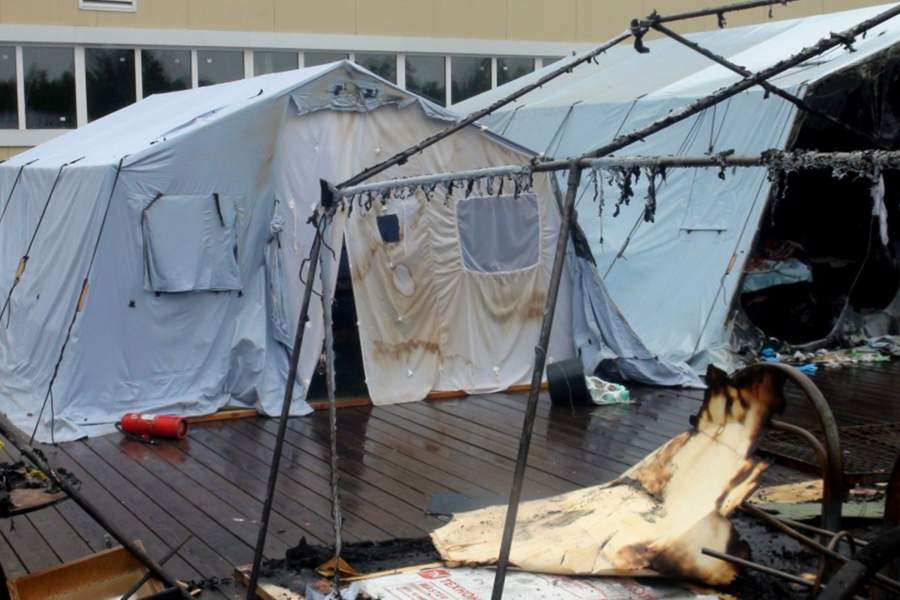 Последствия пожара в палаточном городке