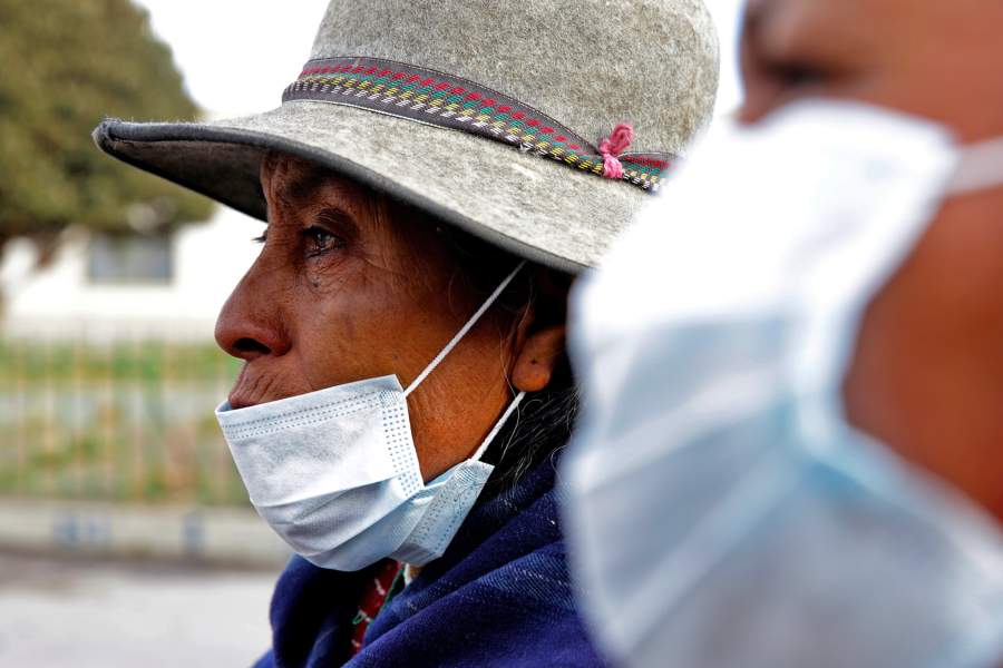 Перуанцы наблюдают за извержением вулкана Убинас