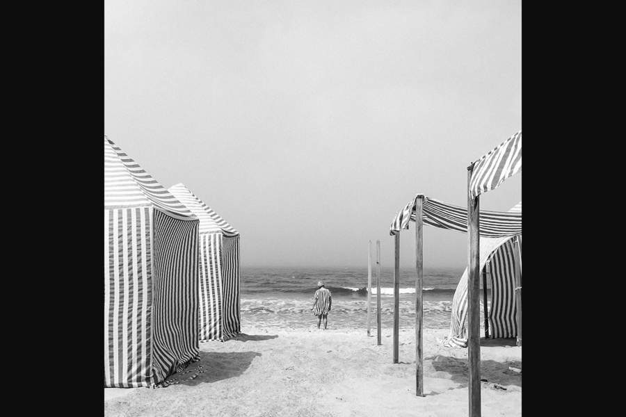 Первое место досталось португальцу Диого Лаге за черно-белый снимок пляжа Санта-Рита, Португалия