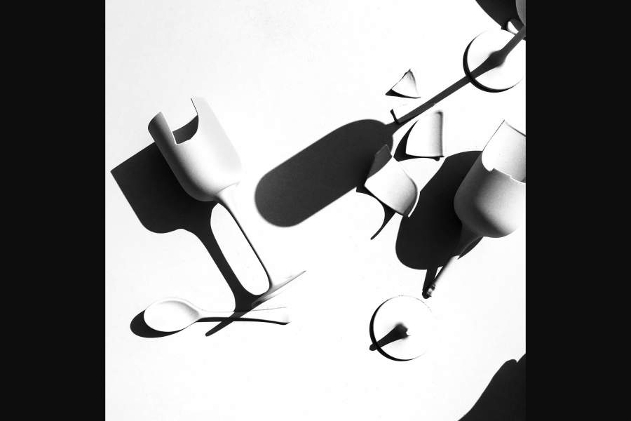 Вдохновением для «Абсолютного» Елены Большаковой послужила выставка Адриана Вильяра Рохаса «Театр исчезновения» в нью-йоркском музее MoMA