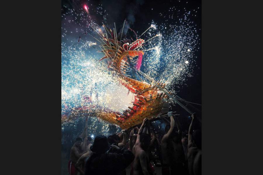 Лянью Лю снял своего «Огненного дракона», занявшего первое место в номинации «Новости/События», на празднике фонарей в городе Бужай