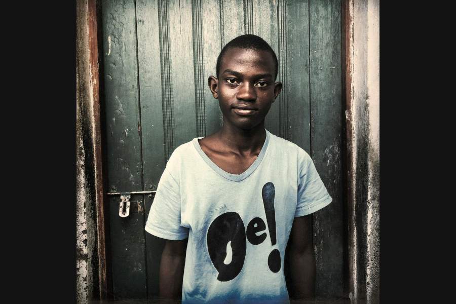 «Выжившие подростки» заняли первое место в номинации «Серия». «Эти портреты показывают, как подростки в Уганде справляются с ВИЧ. В невероятных историях этих людей есть проблески надежды и проявления героизма в их стремлении осуществить свою мечту», — говорит автор, профессиональный фотожурналист Кэрол Аллен-Стори