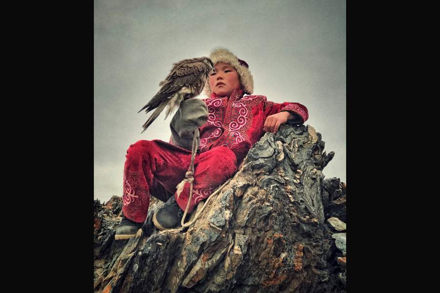 Снятый в монгольских степях «Будущий соколиный охотник» принес жительнице Бахрейна Моне Джумаан первое место в номинации «Портрет»