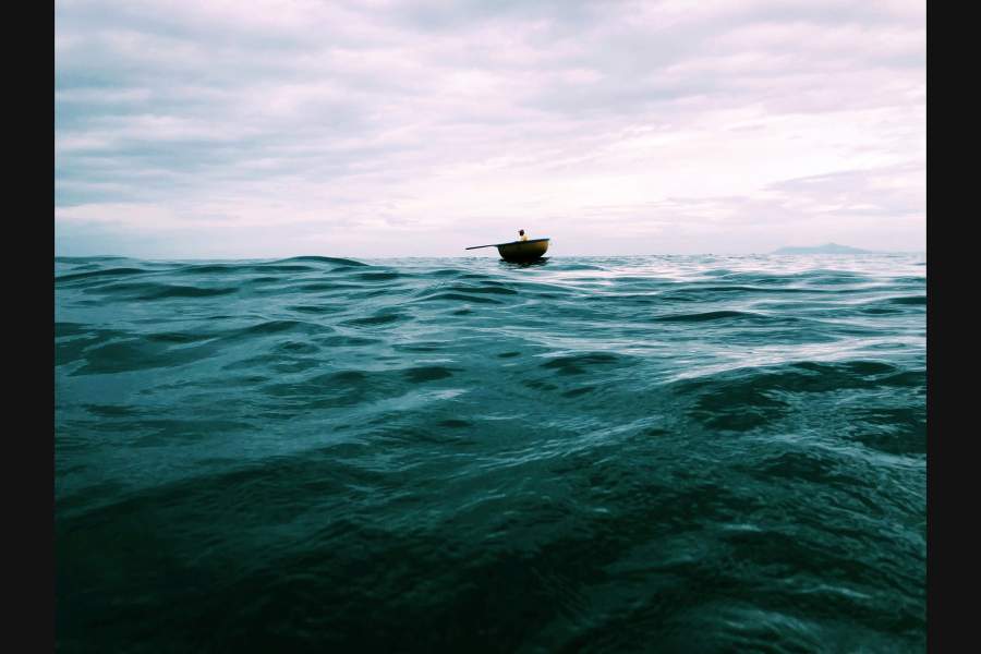 «Одинокая лодка» (первое место в номинации «Путешествия») была замечена китайским фотографом Лю Бо во вьетнамском городе Дананг