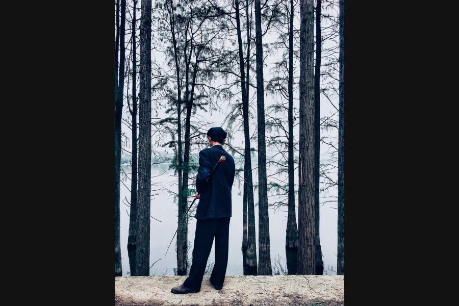 В конкурсе участвовало много фотографов из Китая. Так, Бяо Пэн занял первое место в номинации «Жизнь» с кадром «Рыбалка»