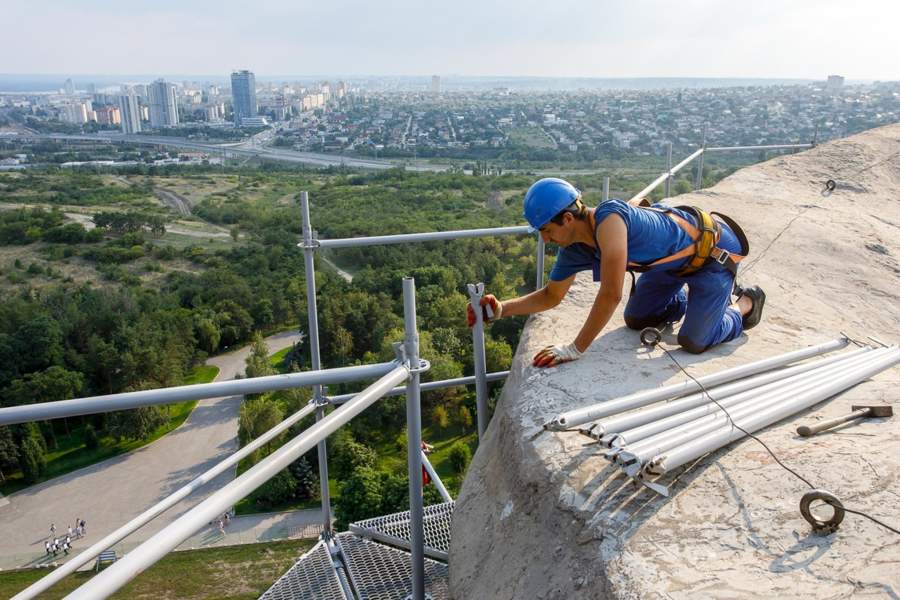 Ремонт статуи «Родина-мать» на Мамаевом кургане Волгограда