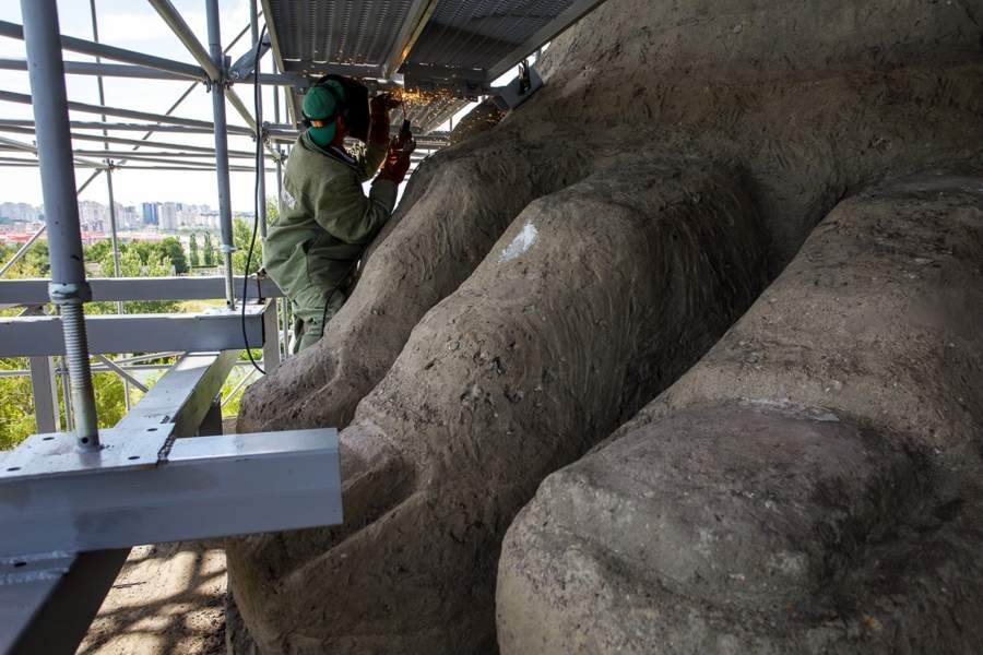 Ремонт статуи «Родина-мать» на Мамаевом кургане Волгограда