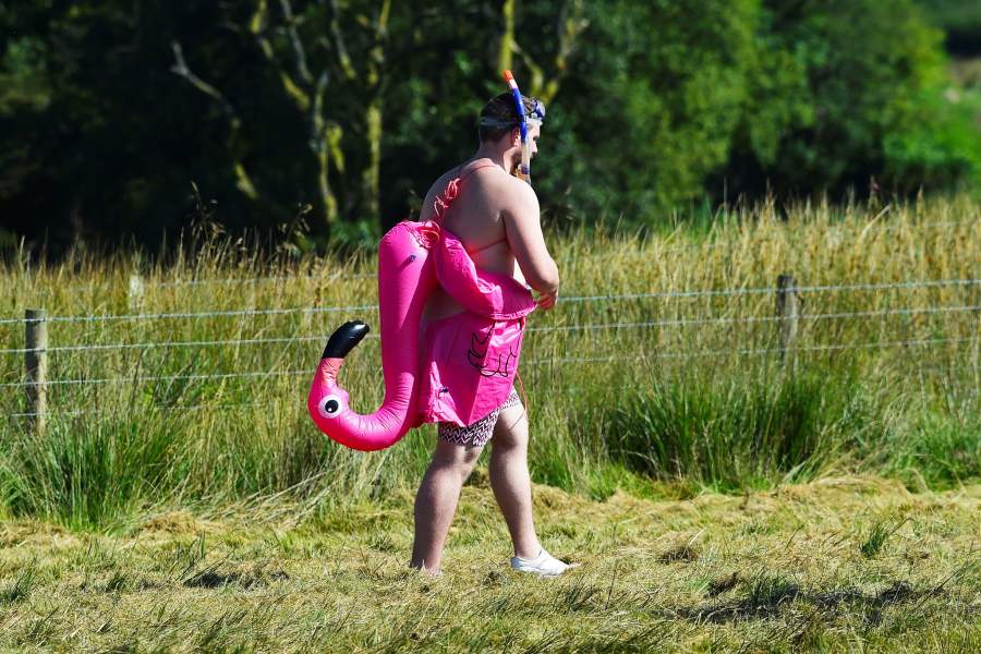 Соревнования по плаванию в болоте