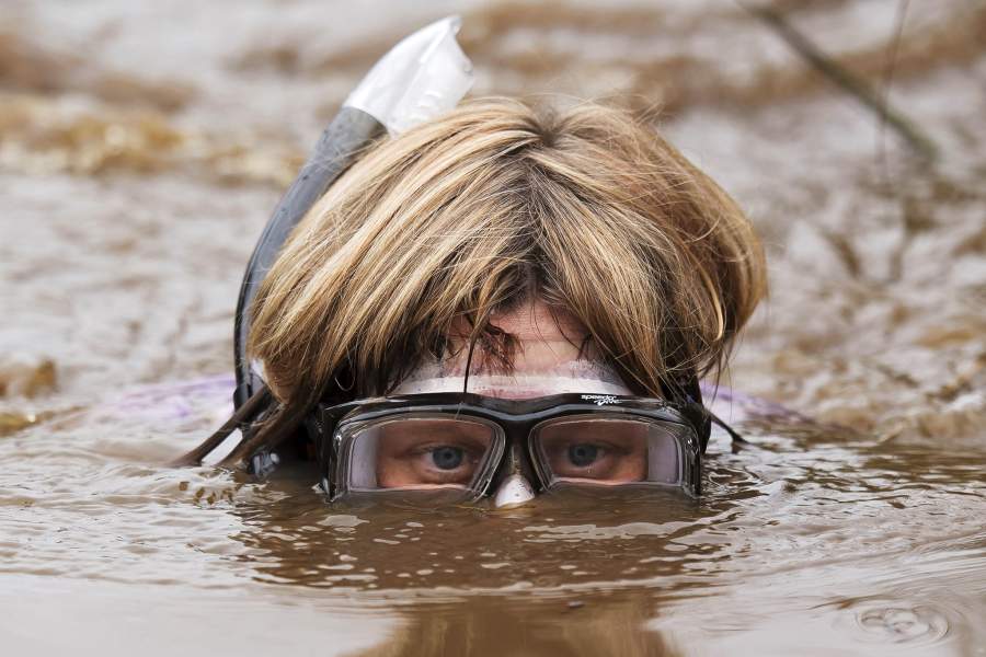 Соревнования по плаванию в болоте