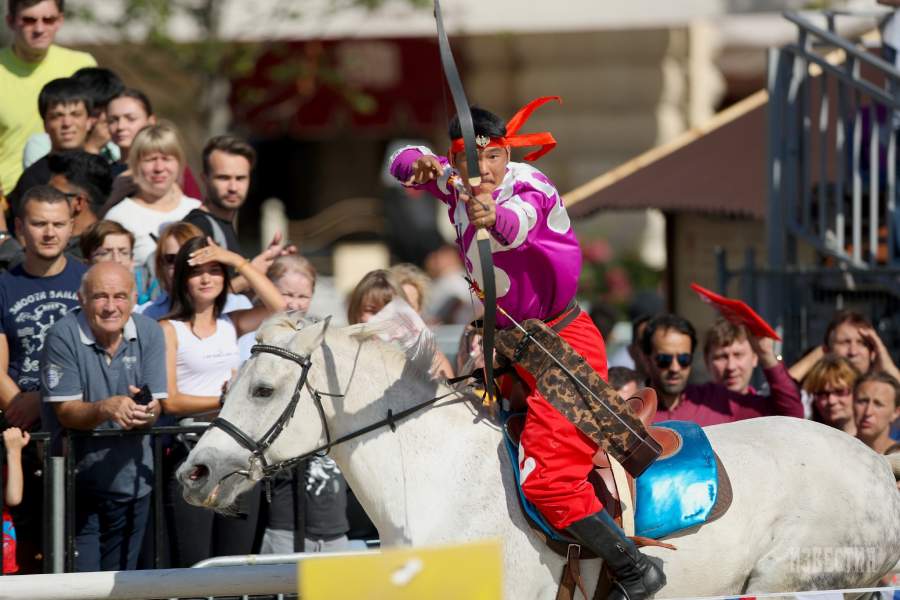 Выступление конных лучников на фестивале «Спасская башня»