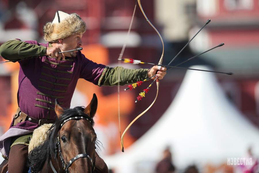 Выступление конных лучников на фестивале «Спасская башня»