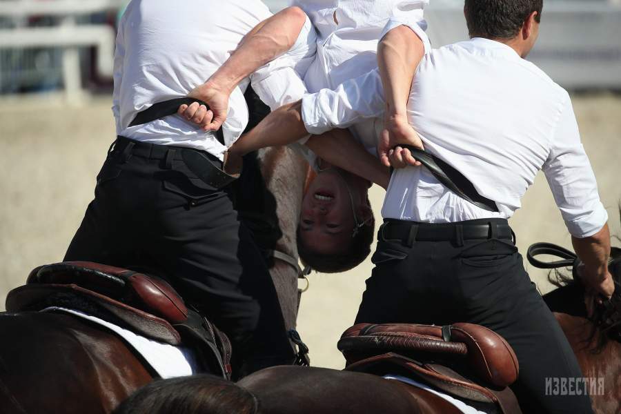 Выступление Кремлевской школы верховой езды на Красной площади в Москве