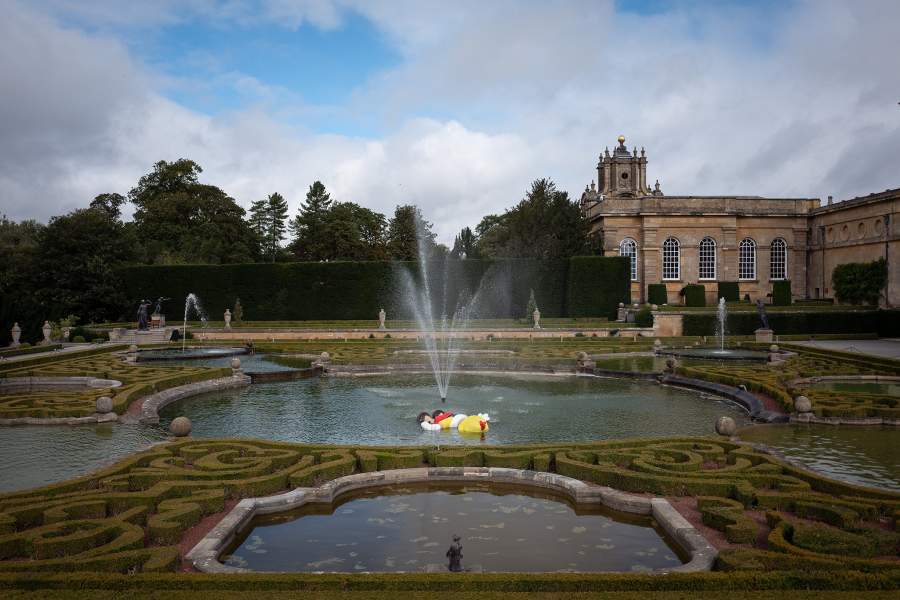 Инсталляция Маурицио Каттелана