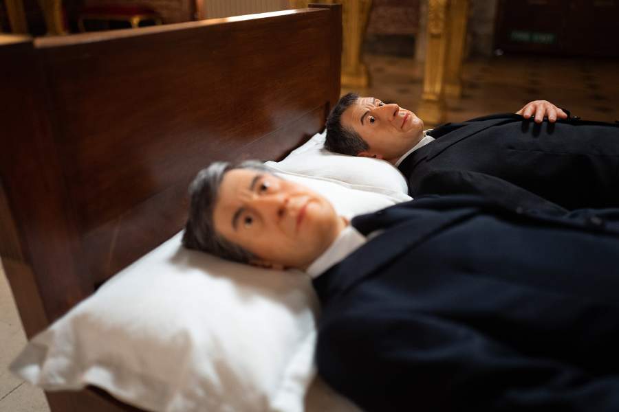 Инсталляция Маурицио Каттелана