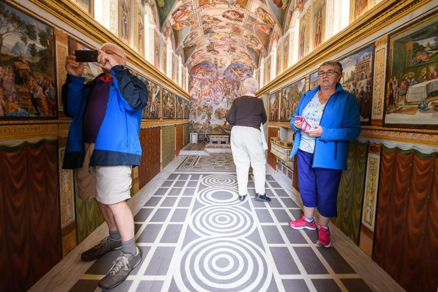 Инсталляция Маурицио Каттелана