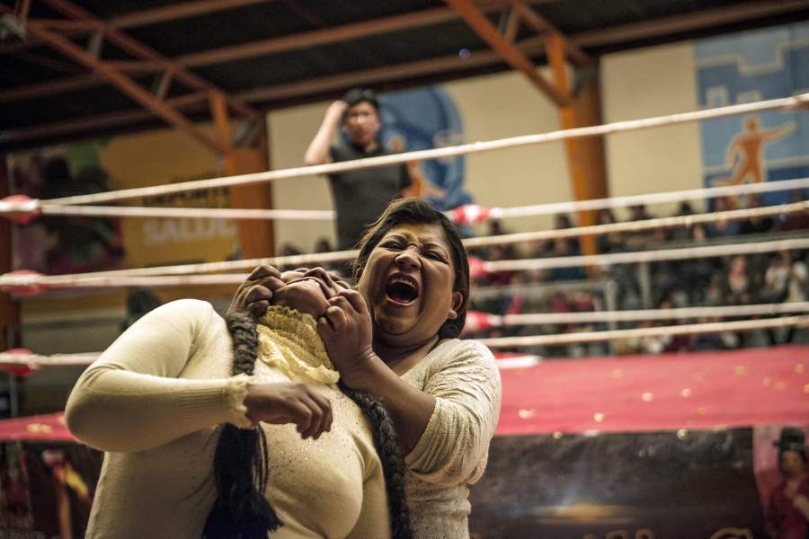 Женские бои «Чолита-реслинг» в Боливии