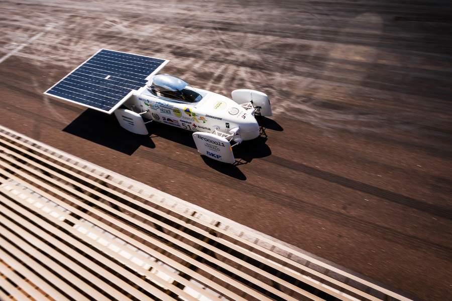 Гонки автомобилей на солнечных батареях в Австралии