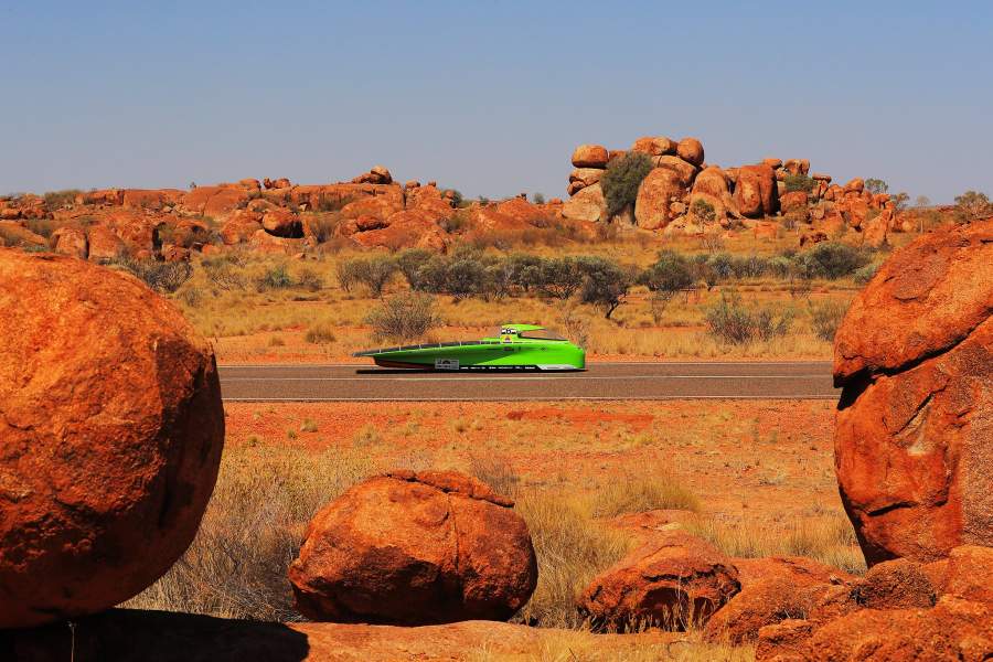 Гонки автомобилей на солнечных батареях в Австралии
