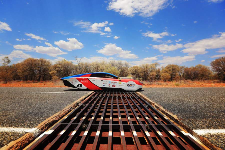 Гонки автомобилей на солнечных батареях в Австралии