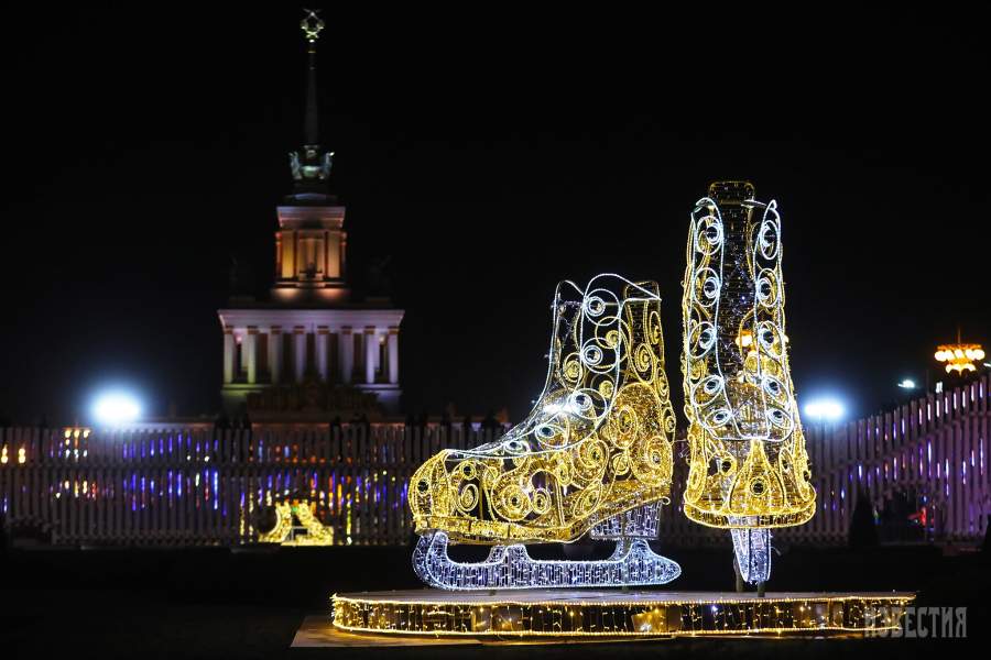 Праздничная иллюминация в москве 2022. Каток вднх новый год 2021 видеообзор. Иллюминация на вднх 2020. Вднх иллюминация. Иллюминация на вднх.