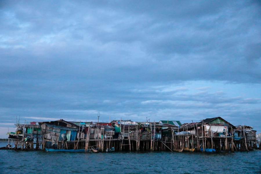 Филиппинская деревня уходит под воду