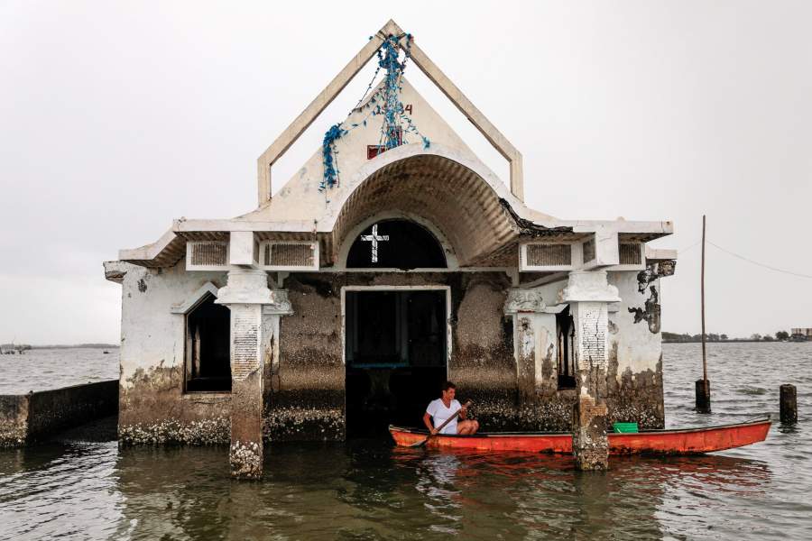 Филиппинская деревня уходит под воду