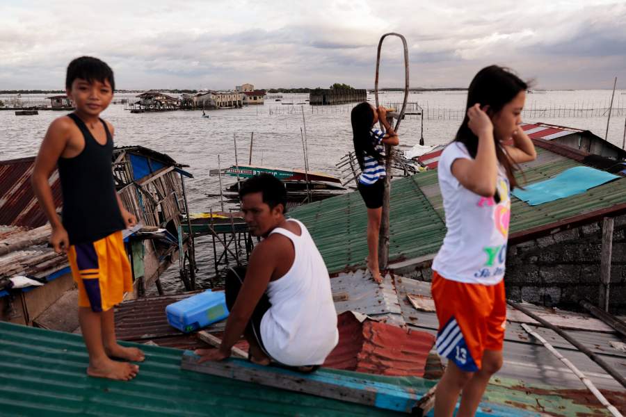Филиппинская деревня уходит под воду