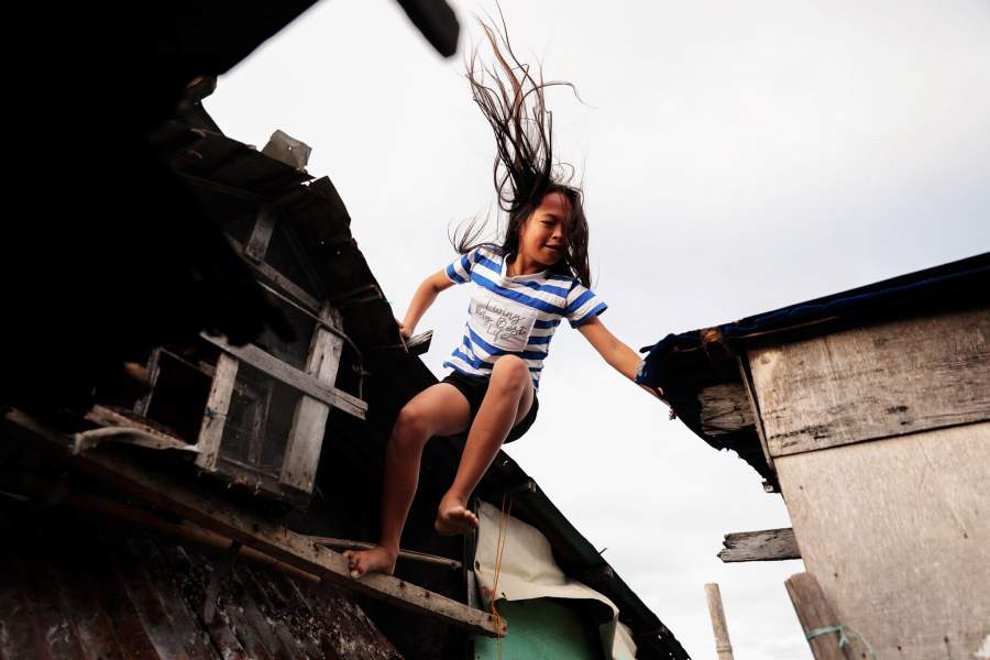 Филиппинская деревня уходит под воду