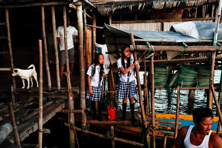 Филиппинская деревня уходит под воду