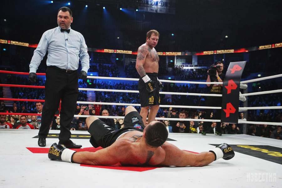 Александр Емельяненко отправляет Михаила Кокляева в нокаут на третьей минуте боя, состоявшегося на «ВТБ Арене» в Москве 