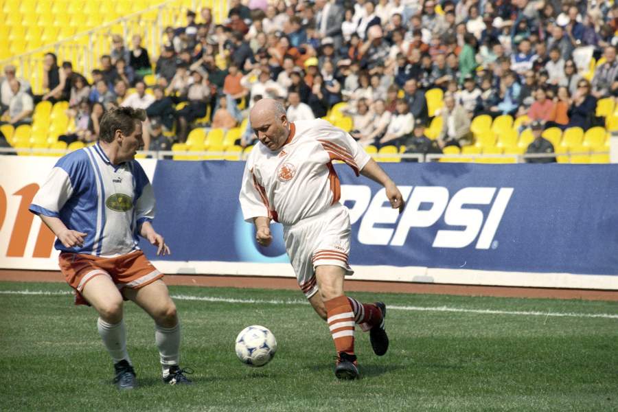 Юрий Лужков играет в футбольном матче между сборными командами правительства Москвы и творческой интеллигенции столицы, 1998 год